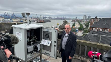 Einer der ersten Pollenmonitore steht in Hamburg, wo ihn Stefan Gilge vom DWD-Zentrum für Medizin-Meteorologische Forschung vorstellte. 