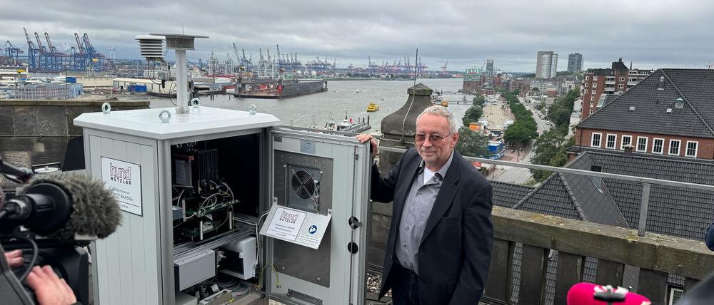 Einer der ersten Pollenmonitore steht in Hamburg, wo ihn Stefan Gilge vom DWD-Zentrum für Medizin-Meteorologische Forschung vorstellte.