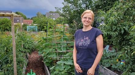 Katja Baer aus dem Vorstand des Kleingartenvereins Amundsenstraße in ihrem Garten. 