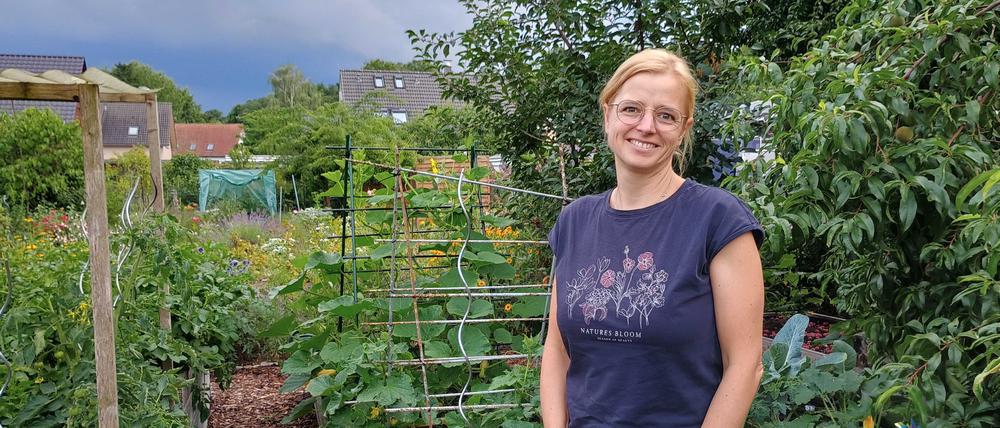 Katja Baer aus dem Vorstand des Kleingartenvereins Amundsenstraße in ihrem Garten. 
