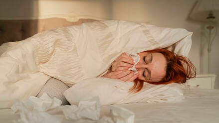 Der Husten bei Grippe ist meist trocken und stark, bei Erkältungen eher mit Auswurf verbunden. Grippe verläuft länger und schwerer, ein Abstrich kann Klarheit über die Diagnose bringen.