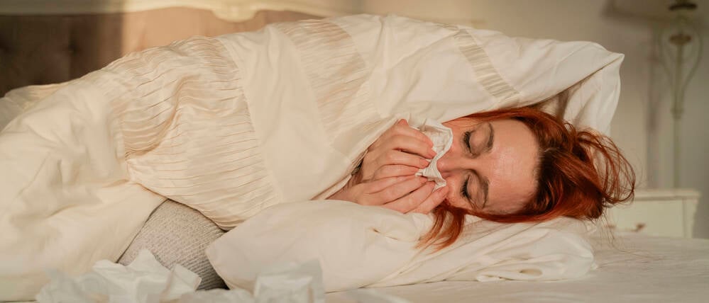 Der Husten bei Grippe ist meist trocken und stark, bei Erkältungen eher mit Auswurf verbunden. Grippe verläuft länger und schwerer, ein Abstrich kann Klarheit über die Diagnose bringen.