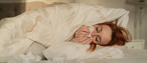 Der Husten bei Grippe ist meist trocken und stark, bei Erkältungen eher mit Auswurf verbunden. Grippe verläuft länger und schwerer, ein Abstrich kann Klarheit über die Diagnose bringen.