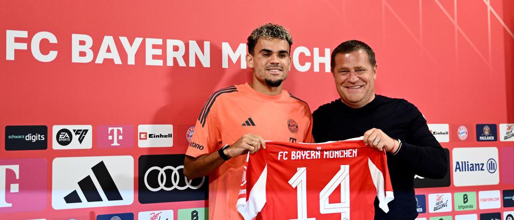 Neuzugang Luis Díaz (l) an der Seite von Bayern-Sportvorstand Max Eberl 