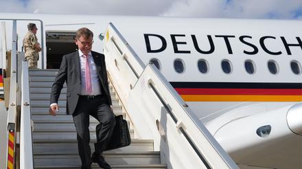 Außenminister Johann Wadephul (CDU) kommt zu seinem Besuch in Israel auf dem Flughafen von Tel Aviv an.
