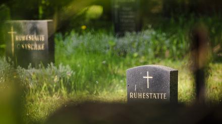 Grabstein mit der Aufschrift „Ruhestätte“ steht auf einem Friedhof in Berlin. (Symbolbild)