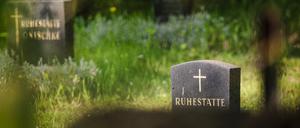 Grabstein mit der Aufschrift „Ruhestätte“ steht auf einem Friedhof in Berlin. (Symbolbild)