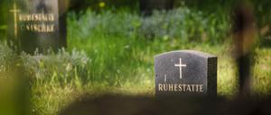 Grabstein mit der Aufschrift „Ruhestätte“ steht auf einem Friedhof in Berlin. (Symbolbild)