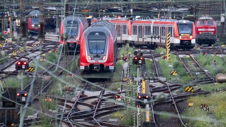 Züge der Deutschen Bahn im Hauptbahnhof von Frankfurt.