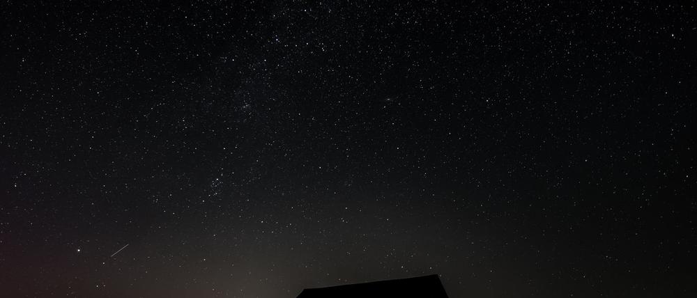 Sternschnuppenströme gibt es immer dann, wenn die Erde auf ihrer Bahn um die Sonne durch eine kosmische Staubwolke fliegt (Archivbild).