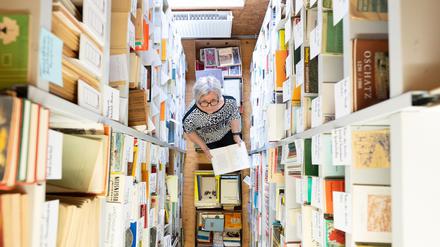 In der Bibliothek werden alle Bücher aus der DDR gesammelt.