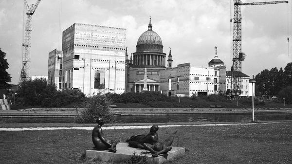 Inbegriff Potsdamer Transformation? Der Rohbau des Hans Otto Theaters wurde 1989 errichtet und 1991 wieder abgerissen.