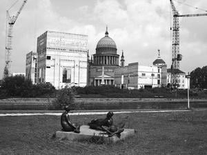 Inbegriff Potsdamer Transformation? Der Rohbau des Hans Otto Theaters wurde 1989 errichtet und 1991 wieder abgerissen. 