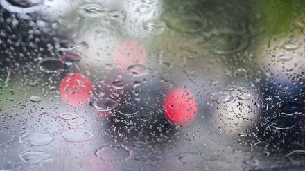 Auch am Wochenende sollte der Regenschirm dabei sein, wenn man das Haus verlässt. (Archivbild)