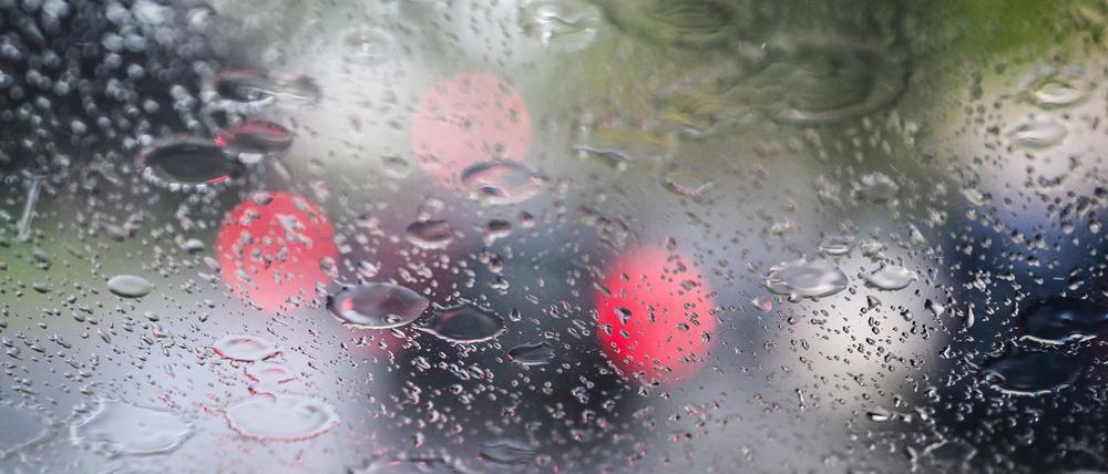 Auch am Wochenende sollte der Regenschirm dabei sein, wenn man das Haus verlässt. (Archivbild)