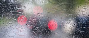 Auch am Wochenende sollte der Regenschirm dabei sein, wenn man das Haus verlässt. (Archivbild)
