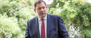 Bundesfinanzminister Lars Klingbeil (SPD) am 30. Juli auf dem Weg zur Bundespressekonferenz.