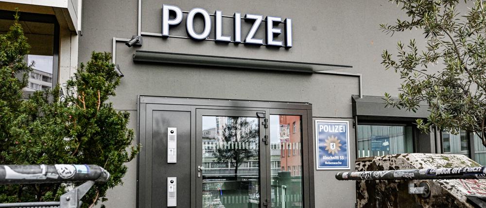 Der Eingang der Polizeiwache am Kottbusser Tor.