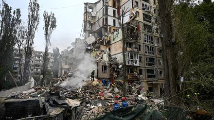 In Kiew ist ein zerstörtes Wohnhaus zu sehen.