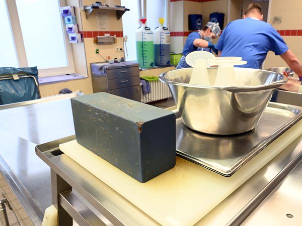 Dr. Philipp Möller, Facharzt für Rechtsmedizin am Institut für Rechtsmedizin der Charité in der Turmstraße in Berlin-Wedding mit seiner Assistentin Cindy und einem Praktikanten während der Obduktion einer Leiche.