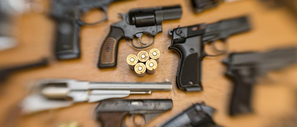 Bayern, Nürnberg: Pistolen und Revolver und Munition liegen auf einem Tisch in einer gesicherten Asservatenkammer. (Archivbild)