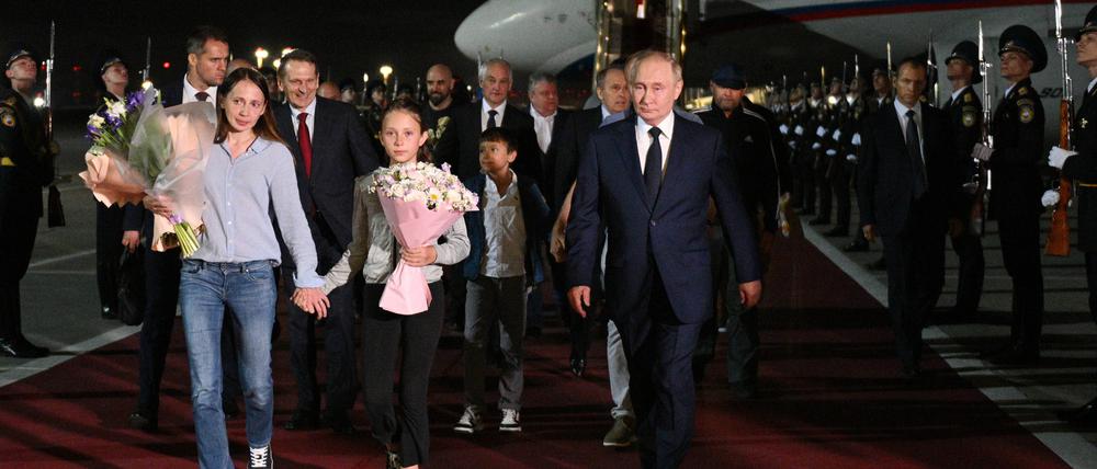 Agentin Anna Dulzewa (li.) mit Tochter Sofia und Kremlchef Wladimir Putin am 1. August 2024 bei ihrer Ankunft in Moskau.