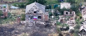 Dieser Ausschnitt aus einem am 31. Juli 2025 vom russischen Verteidigungsministerium veröffentlichten Handout zeigt die Stadt Tschassiw Jar in der Ostukraine. 