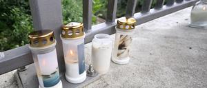 Am Unglücksort nach dem Zugunfall in Riedlingen erinnern Kerzen an die Opfer.