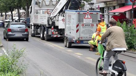 Auf Radwegen der Berliner Kantstraße laufen Bauarbeiten.