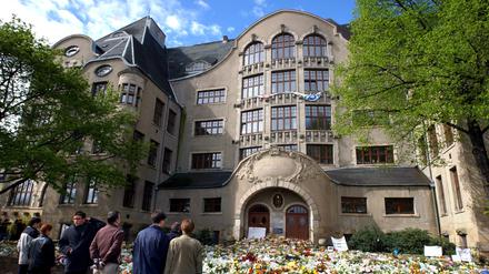 Nach dem Amoklauf kamen viele Menschen zum Erfurter Gutenberg-Gymnasium, um der Opfer des Amoklaufes vom 26. April zu gedenken und Blumen niederzulegen. 
