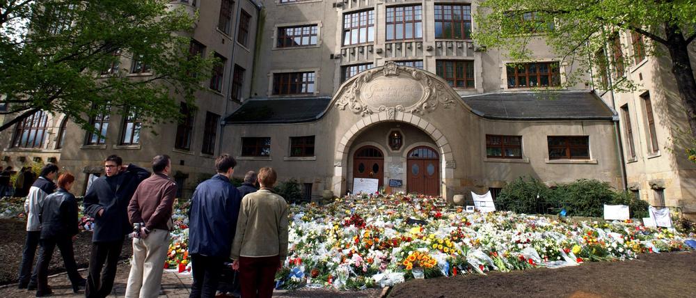Nach dem Amoklauf kamen viele Menschen zum Erfurter Gutenberg-Gymnasium, um der Opfer des Amoklaufes vom 26. April zu gedenken und Blumen niederzulegen. 