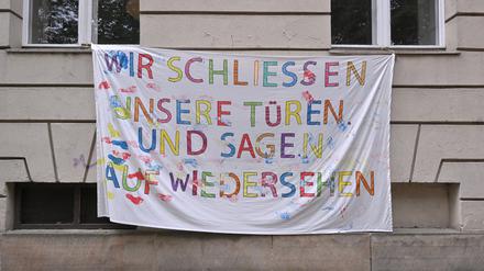 Ein Plakat vor einer Einrichtung deutet auf das Problem der drohenden Kitaschließungen hin.