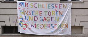 Ein Plakat vor einer Einrichtung deutet auf das Problem der drohenden Kitaschließungen hin.