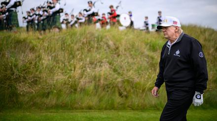 Donald Trump bewegt sich nicht übermäßig viel - Golf geht gerade noch.