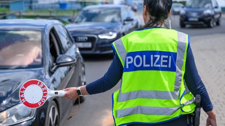 Eine Beamtin der Bundespolizei stoppt ein Fahrzeug bei der Einreisekontrolle am deutsch-polnischen Grenzübergang Stadtbrücke. 