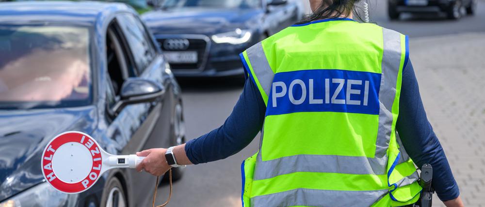 Eine Beamtin der Bundespolizei stoppt ein Fahrzeug bei der Einreisekontrolle am deutsch-polnischen Grenzübergang Stadtbrücke.