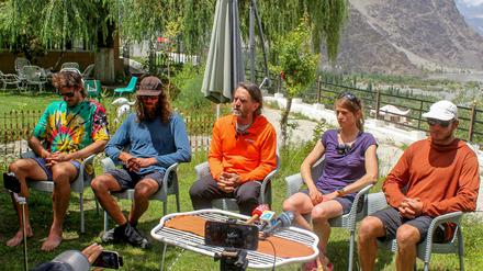 Laura Dahlmeiers Seilpartnerin Marina Krauss und die Bergsteiger, die an der Rettung beteiligt waren, geben eine Pressekonferenz in Pakistan.