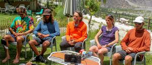 Laura Dahlmeiers Seilpartnerin Marina Krauss und die Bergsteiger, die an der Rettung beteiligt waren, geben eine Pressekonferenz in Pakistan.