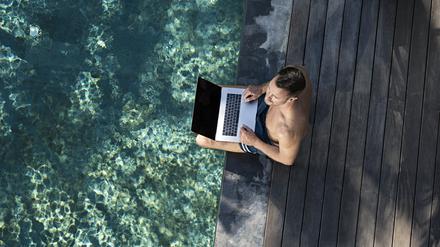 Was Homeoffice wirklich bedeutet, erweist sich für viele genau jetzt: Wenn sie in der Sommerferienzeit dabei sind, die Koffer zu packen und sich fragen, ob sie den Laptop mit in den Urlaub nehmen sollten. 