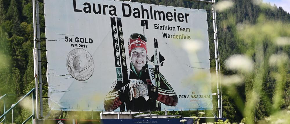Ein Plakat erinnert unweit von Garmisch-Partenkirchen an die Erfolge Laura Dahlmeiers.