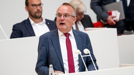 Brandenburgs Verkehrsminister Tabbert weiß um die Folgen für einige Pendler durch die Sperrung der Zugstrecke Berlin-Hamburg. (Archivbild)