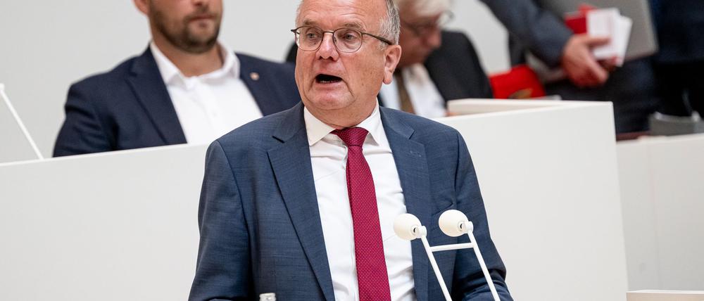 Brandenburgs Verkehrsminister Tabbert weiß um die Folgen für einige Pendler durch die Sperrung der Zugstrecke Berlin-Hamburg. (Archivbild)