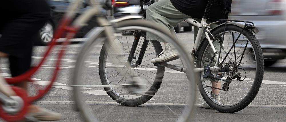 Fahrräder auf einer Kreuzung in der Potsdamer Innenstadt.