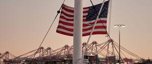 Container Terminal (LBCT) im Hafen von Long Beach, Kalifornien. Die Zollpolitik von US-Präsident Trump belastet auch die Wirtschaft in den USA. 