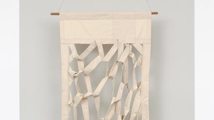 Ursula Sax: Textilskulptur (230 x 117 x 25 cm) aus dem Jahr 2005