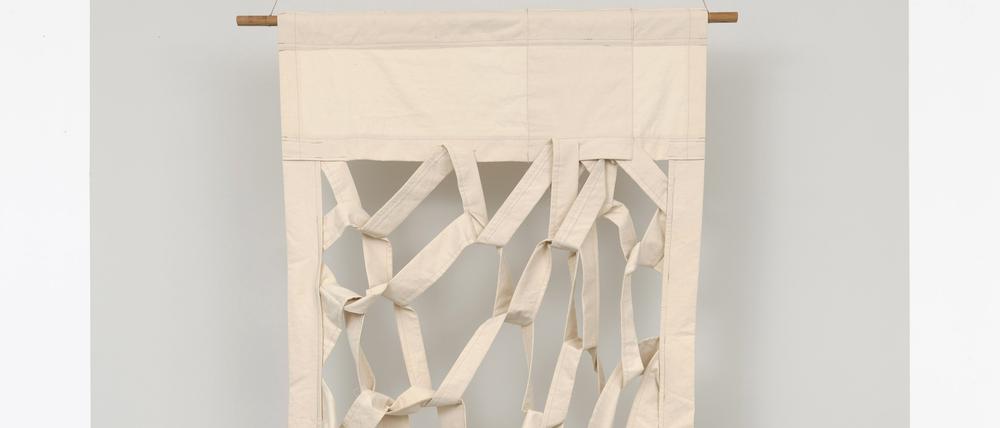 Ursula Sax: Textilskulptur (230 x 117 x 25 cm) aus dem Jahr 2005