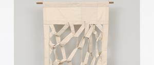 Ursula Sax: Textilskulptur (230 x 117 x 25 cm) aus dem Jahr 2005