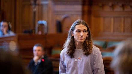 Maja T. kommt in den Gerichtssaal.