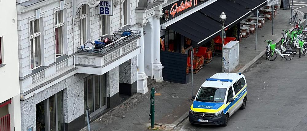 Regelmäßig rückt die Polizei zu dem Hotel in der Fuggerstraße an.