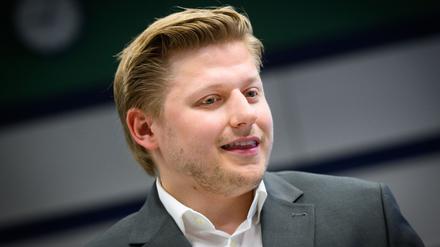 Comedian und Satiriker Sebastian Hotz alias El Hotzo beim Prozess in Berlin. (Archivbild) 